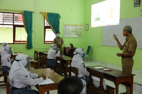 Sidak Uji Coba Belajar Tatap Muka, Ganjar Tegur Guru karena Tak Disiplin Jaga Jarak