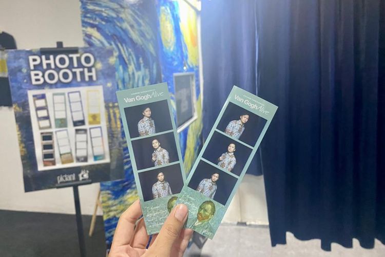 Fasilitas photobooth yang tersedia di dalam area pameran Van Gogh Alive Jakarta di Mal Taman Anggrek, Jakarta Barat, pada Jumat (7/7/2023).