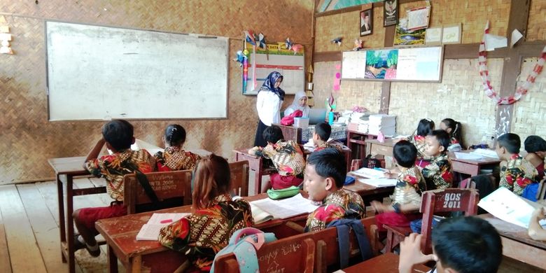 Puluhan siswa tengah belajar dalam ruang gedung sekolah zaman Belanda di SDN Pisangsambo 1, Kecamatan Tirtajaya, Kabupaten Karawang, Rabu (7/11/2019).