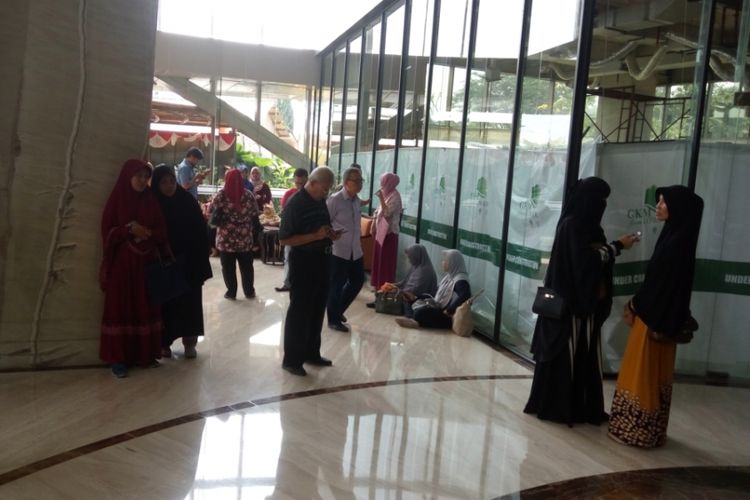Para calon jemaah umrah yang berada di lobi Green Tower, Jalan TB Simatupang, Jakarta Selatan, Kamis (10/8/2017).  Mereka adalah konsumen First Travel yang tak bisa naik ke lantai enam pasca penyegelan kantor First Travel oleh kepolisian.