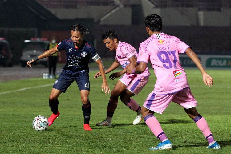 Pemain Arema FC Dendi Santoso dijaga ketat dua pemain Persita Tangerang saat pertandingan pekan kesembilan Liga 1 2021-2022 yang berakhir dengan skor 2-2 di Stadion Sultan Agung Bantul, Rabu (27/10/2021) malam.
