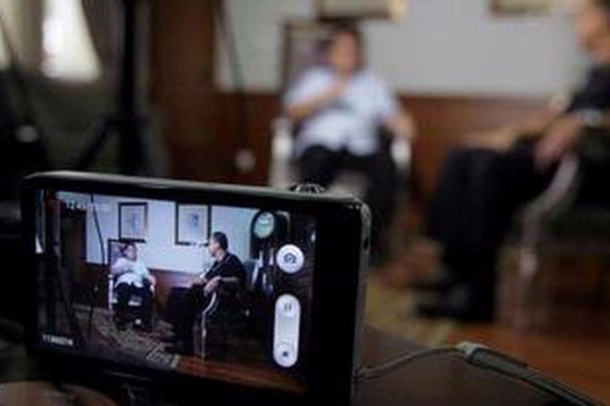 Mantan Ketua Umum Partai Demokrat, Anas Urbaningrum saat sesi wawancara dengan Kompas TV di kediamannya di Jakarta, Kamis (28/2/2013). Komisi Pemberantasan Korupsi menetapkan Anas sebagai tersangka dalam kasus dugaan suap proyek pembangunan pusat olah raga Hambalang, Bogor.