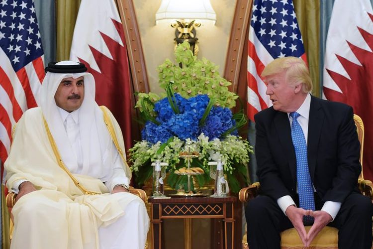Presiden AS Donald Trump (kanan) dan Emir Qatar Sheikh Tamim Bin Hamad Al Thani (kiri) ambil bagian dalam sebuah pertemuan bilateral di sebuah hotel di Riyadh pada 21 Mei 2017. (AFP/Mandel Ngan)
