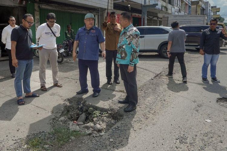 Penjabat (Pj) Gubernur Riau (Gubri) SF Hariyanto saat ?berburu? jalan rusak di kota Pekanbaru, yakni Jalan Parit Indah, Juanda, Ahmad Yani, dan Jalan Cipta Karya,Sabtu (2/3/2024).
