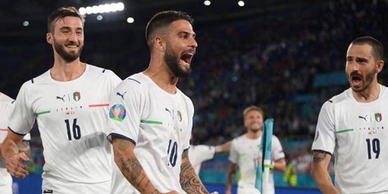 Lorenzo Insigne (tengah) merayakan golnya pada laga pembuka Euro 2020 yang mempertemukan Italia vs Turki di Stadion Olimpico, Sabtu (12/6/2021) dini hari WIB.