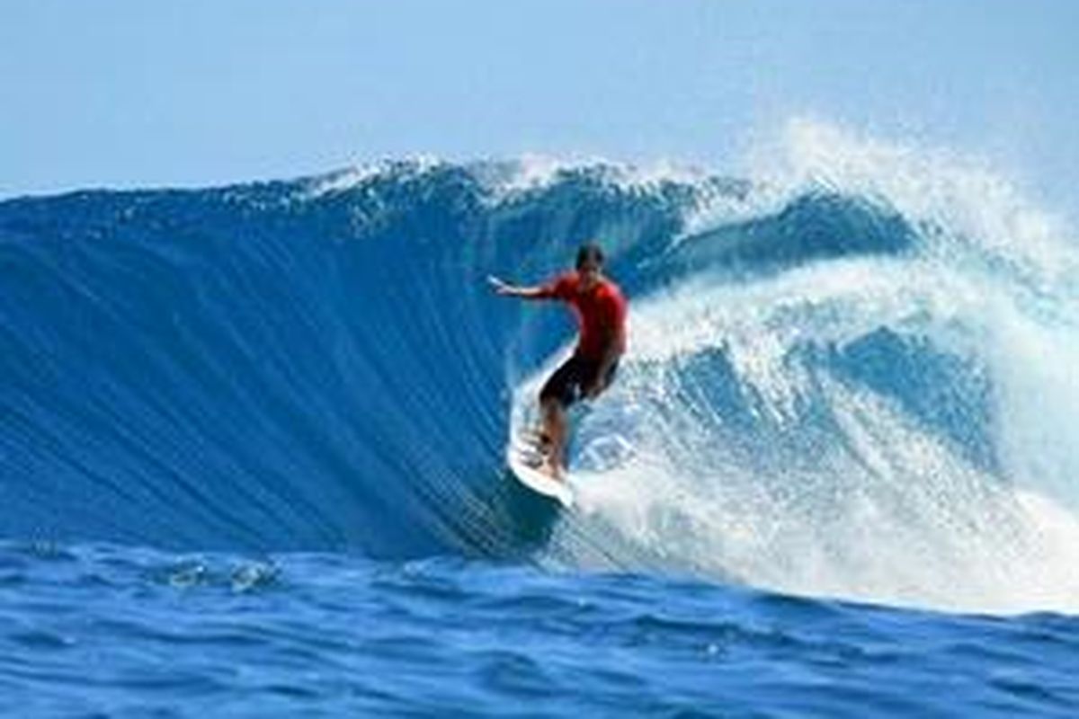 Berselancar di Mentawai. Ombak di kepulauan Mentawai - oleh berbagai organisasi selancar - dinilai sebagai terbaik ketiga sejagat setelah Hawaii dan Tahiti.