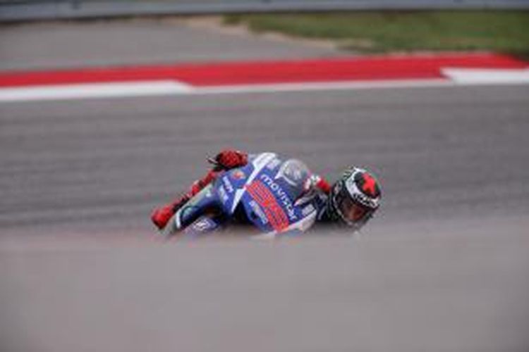 Pebalap Movistar Yamaha asal Italia, Jorge Lorenzo, memacu motornya pada sesi kualifikasi GP Americas di Austin, Sabtu (11/4/2015).