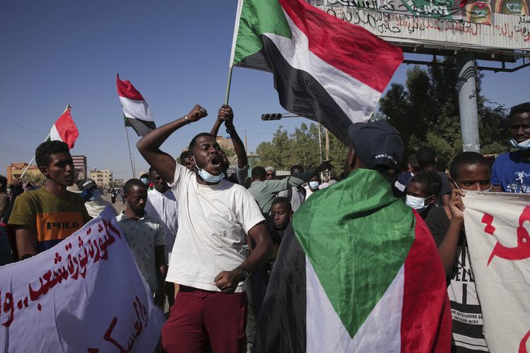 Ribuan pengunjuk rasa turun ke jalan untuk memperbarui tuntutan mereka akan pemerintahan sipil di ibu kota Sudan, Khartoum, Kamis, 25 November 2021. 