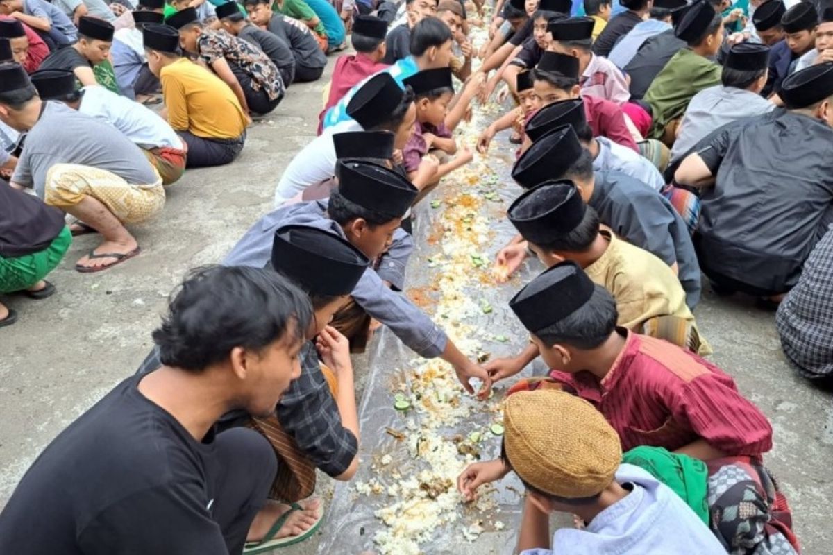 Sebanyak 1.400 santri yang belajar di Ponpes Sunanul Huda ikut program Botram yang digelar sehari sebelum bulan Ramadhan 1444 H. 
