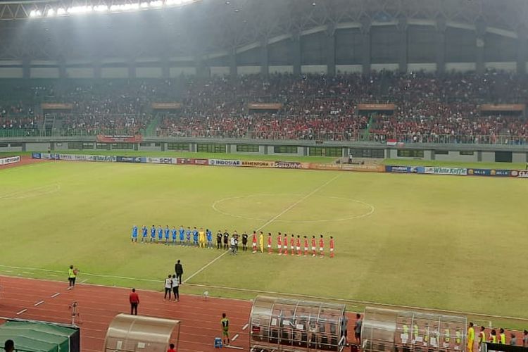 Para pemain timnas U19 Indonesia dan Filipina saat seremoni lagu kebangsaan jelang laga Grup A Piala AFF U19 2022 di Stadion Patriot Candrabhaga, Jumat (8/7/2022).