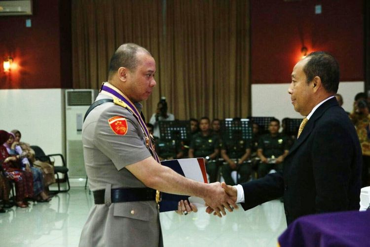 Brigjen (Pol) Teddy Minahasa mendapatkan penghargaan Seroja Wibawa Nugraha sebagai lulusan terbaik. 