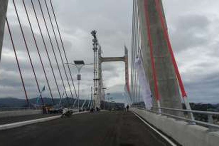 Jembatan Merah Putih merupakan jembatan terpanjang di Indonesia membentang 1.140 m.