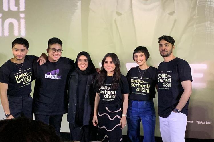 Para cast film Ketika Berhenti di Sini dalam konferensi pers di kawasan Thamrin, Jakarta Selatan, Senin (24/7/2023).