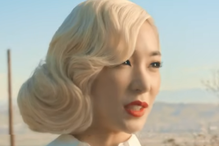 Potret Tiffany Young dalammusik video Runaway