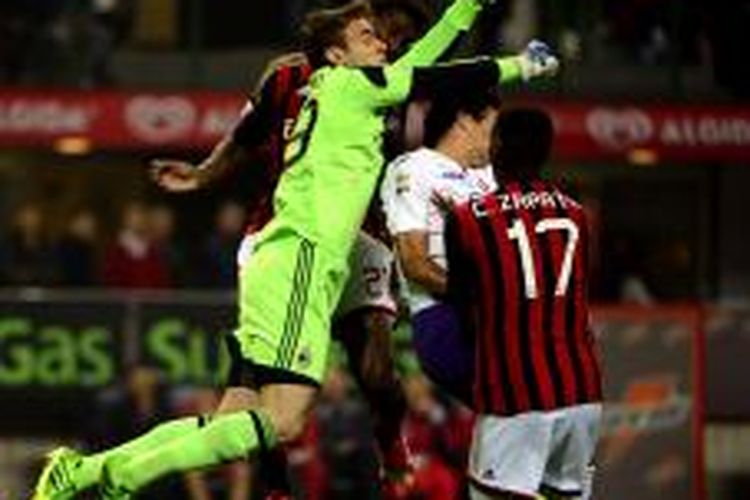 Kiper AC Milan, Gabriel, meninju bola saat melawan Fiorentina dalam lanjutan Serie-A di San Siro, Sabtu (2/11/2013). 