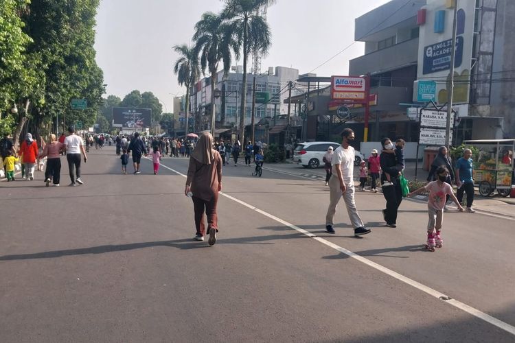 Warga Olahraga Pakai Masker Saat CFD Bogor, Imbas Debu Anak Krakatau