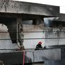 BERITA FOTO: Kebakaran Gudang JNE Pekapuran Depok Padam, Petugas Lakukan Pendinginan
