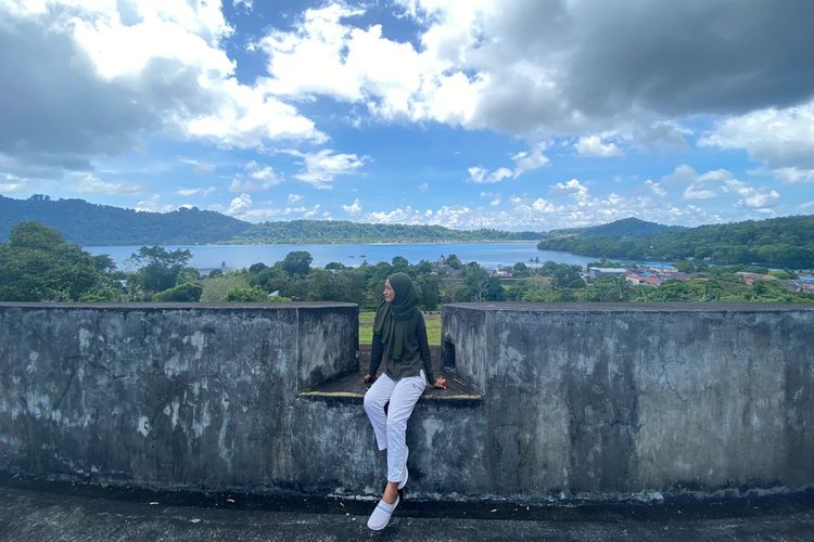 Keindahan laut Banda yang bisa dilihat dari atas Benteng Belgica di Banda Neira, Maluku. 