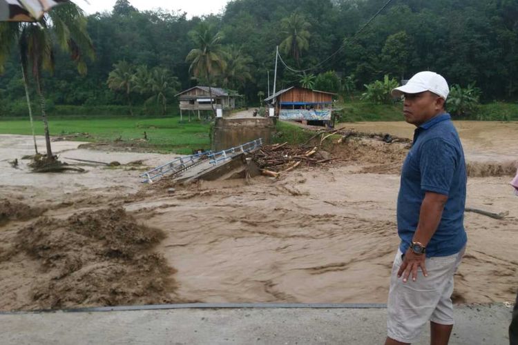 Banjir bandang melanda Sijunjung, Sumatera Barat yang mengakibatkan satu jembatan putus dan ratusan rumah terendam, Sabtu (8/2/2020)