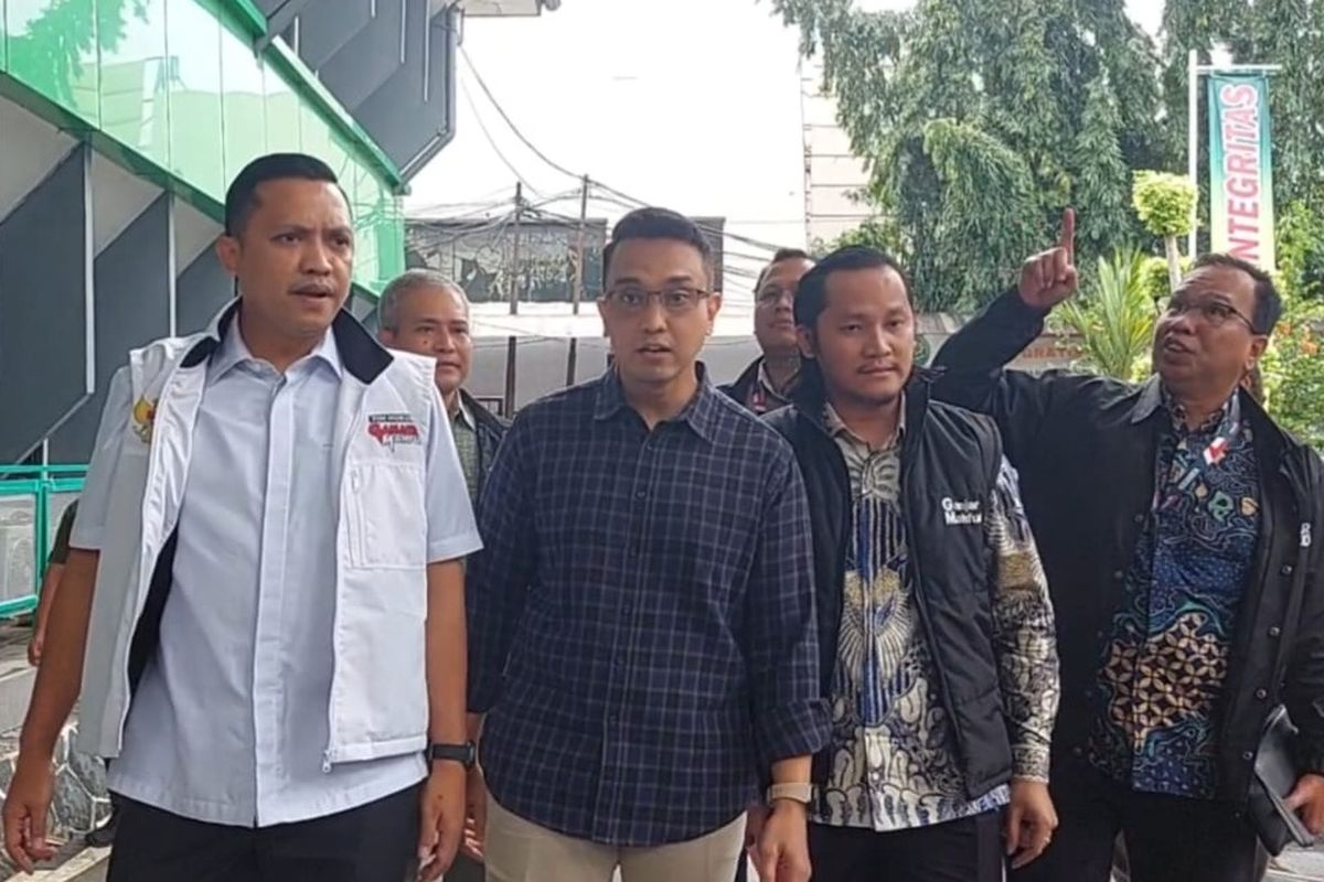 Juru bicara Tim Pemenangan Nasional (TPN) Ganjar-Mahfud, Aiman Witjaksono, tiba di Pengadilan Negeri (PN) Jakarta Selatan untuk mengajukan gugatan praperadilan terkait penyitaan ponsel yang menimpa dirinya, Selasa (6/2/2024).