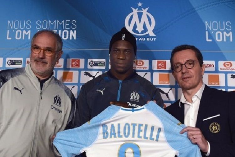 Mario Balotelli diperkenalkan sebagai pemain baru Olympique Marseille di Stadion Robert-Louis Dreyfus, 23 Januari 2019. 