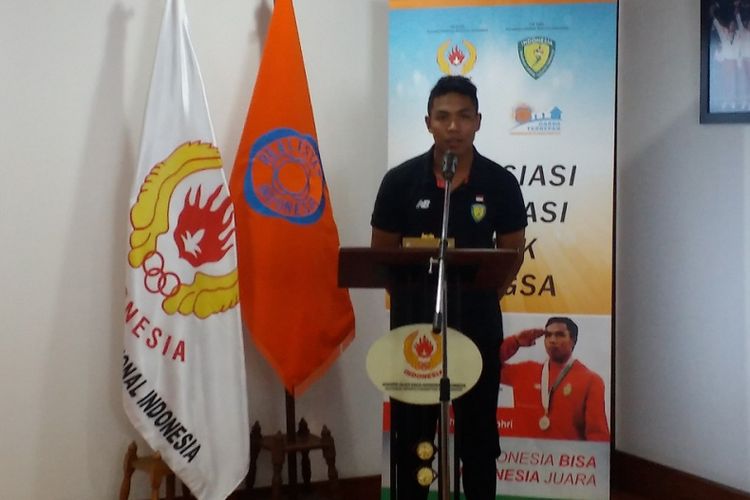 Lalu Muhammad Zohri, sprinter nasional, seusai menerima hadiah secara simbolis berupa satu unit rumah dari Realestat Indonesia (REI), Kamis (2/8/2018) di Gedung KONI Pusat, Jakarta.