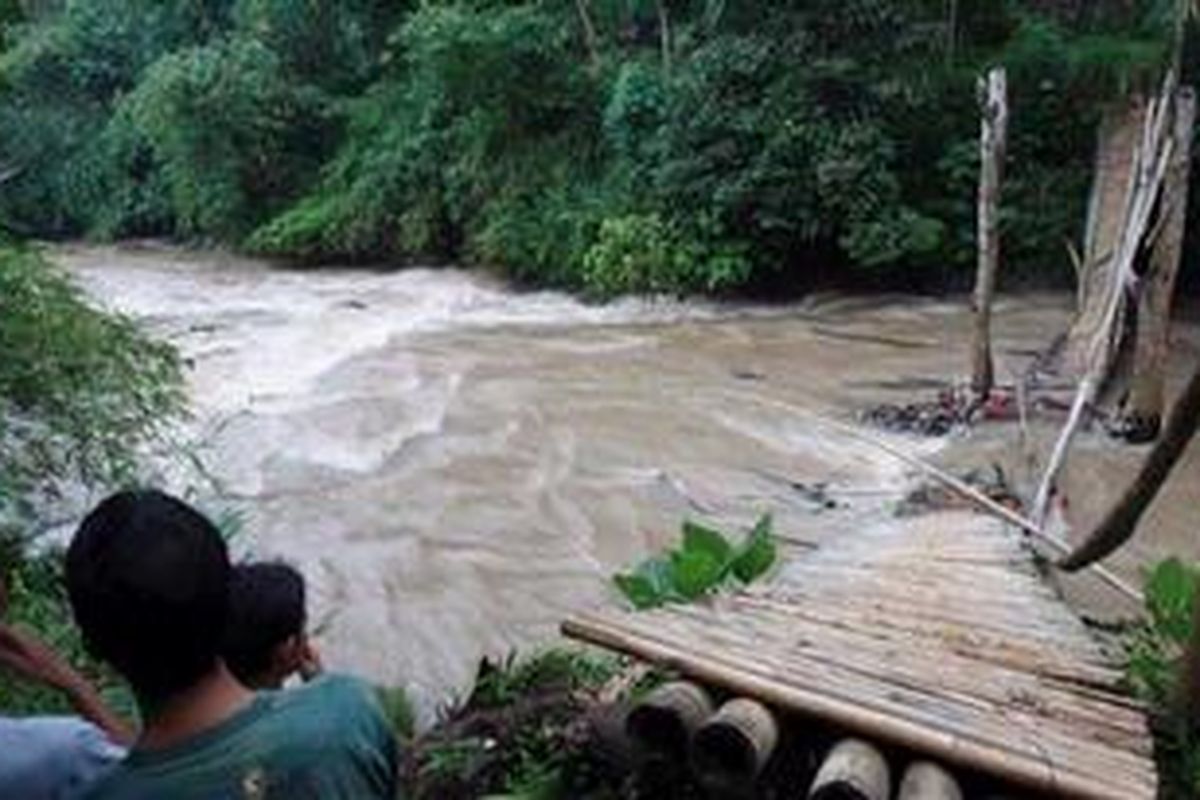 Jembatan kayu Sungai Cihideung , Desa Cibanteng, Ciampea, Kabupaten Bogor  ambruk di terjang arus deras  Minggu (19/2/2012). Musibah ini menyebabkan 22 warga yang sedang menyeberang jembatan terjatuh kesungai, 14 di antaranya berhasil diselamatkan.