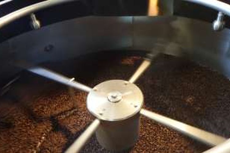 Proses roasting biji kopi di dapur Bean Roasters! By Cosmorex Coffee di Canberra, ACT, Australia.