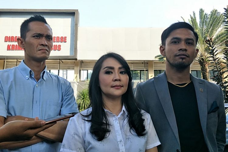 Tessa Kaunang (tengah) didampingi kuasa hukumnya Irsan Gusfrianto (kanan) dan kerabatnya (kiri) menjalani pemeriksaan berkait laporan dugaan pencemaran nama baik terhadap Sandy Tumiwa di Polda Metro Jaya, Jakarta Selatan, Rabu (4/4/2018) sore.