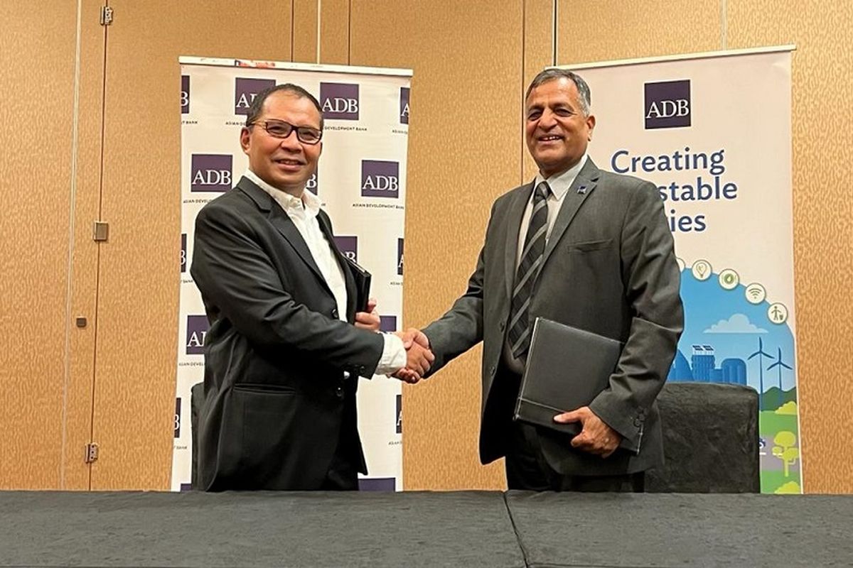 Wali Kota (Walkot) Makassar Ramdhan Danny Pomanto menjalin kerja sama dengan Asian Development Bank (ADB) yang ditandai dengan penandatanganan nota kerja sama antara Pemkot Makassar dengan Vice Director of Private Sector Operations and Public Private Partnership ADB Ashok Lavasa dalam acara World Cities Summit 2022, Singapura, Selasa (2/8/2022).