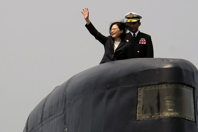 Presiden Taiwan Tsai Ing-wen naik ke salah satu kapal selam buatan Belanda yang menjadi milik negeri itu di pangkalan AL Tsoying, Kaohsiung, Selasa (21/3/2017).