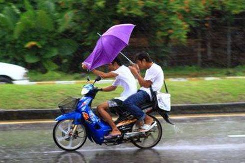 Musim Hujan, Jangan Malah Akrobat Naik Motor Sambil Pakai Payung