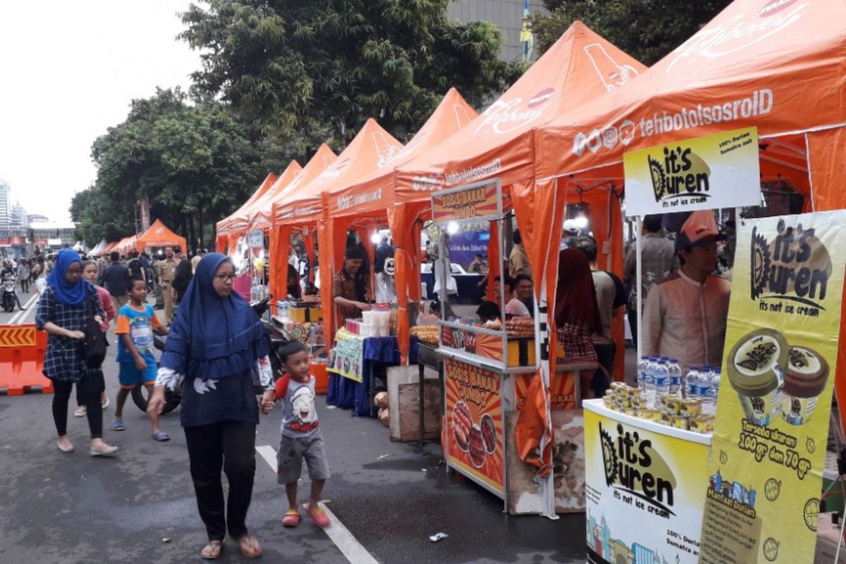 Deretan tenda penjaja makanan dan minuman sudah didirikan di Jalan MH Thamrin jelang car free night, Senin (31/12/2018).