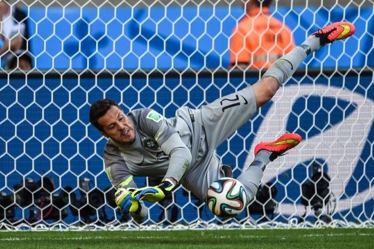 Kiper Brasil, Julio Cesar, mengantisipasi tembakan seorang pemain Cile, pada babak adu penalti laga 16 besar Piala Dunia, di Estadio Mineirao, Belo Horizonte, Sabtu (28/6/2014).