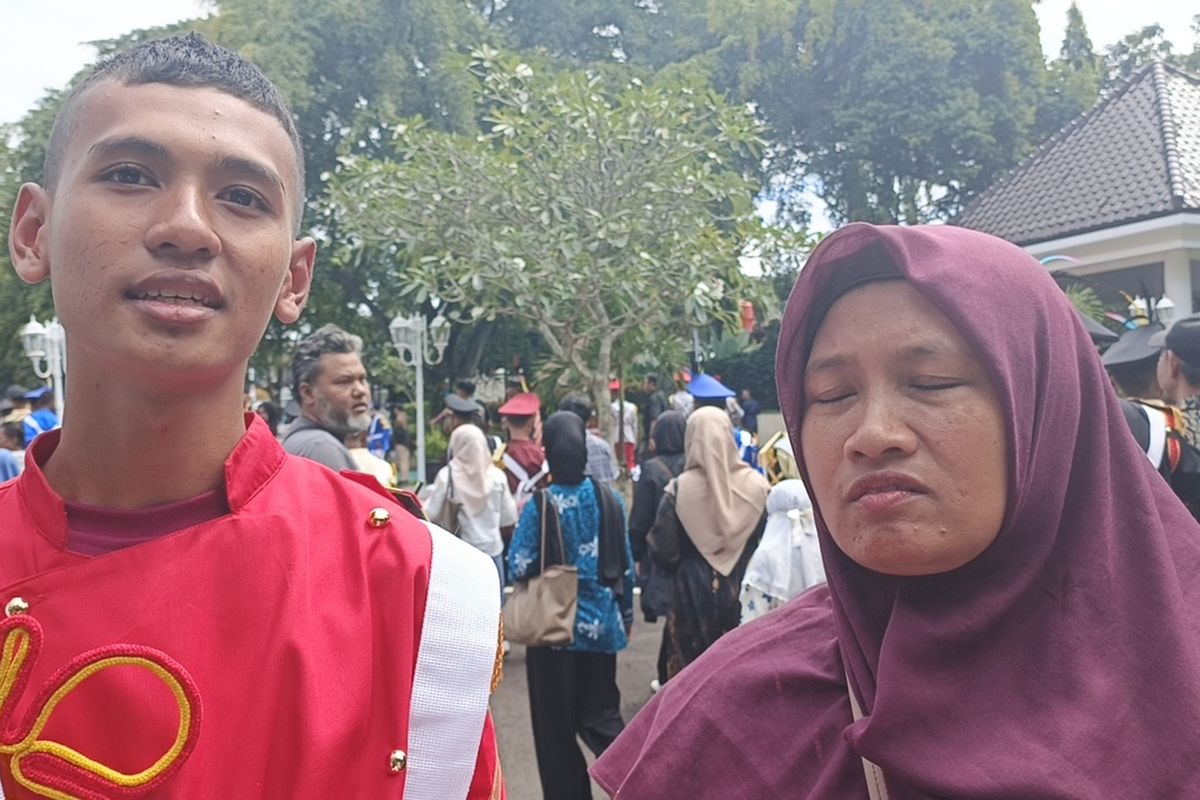 Fajril Ramadhan, siswa kelas 11 SMA Negeri 2 Cikarang Selatan, Kabupaten Bekasi bersama orangtuanya di Gedung Pakuan, Kota Bandung, Selasa (20/5/2025).