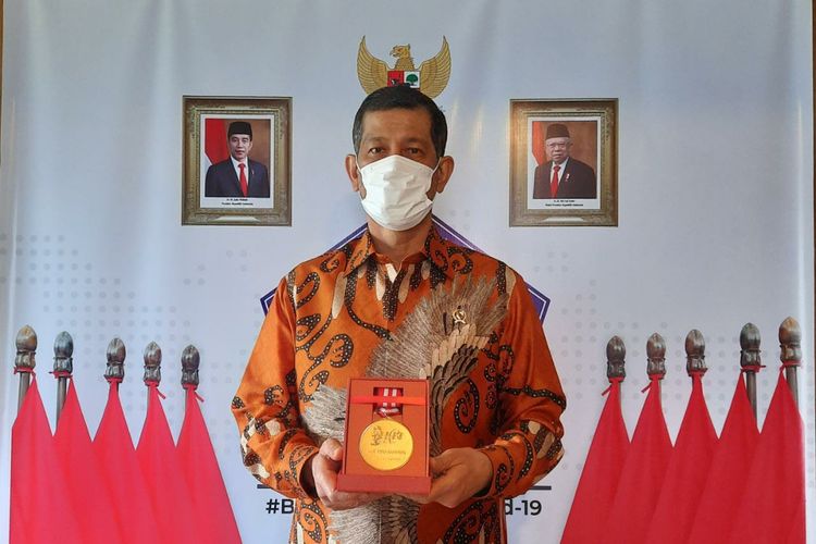 Kepala BNPB/Ketua Satgas Covid-19, Letjen TNI Doni Monardo menerima medali emas Dewan Pers dalam rangkaian Hari Pers Nasional (HPN) 2021 secara virtual, Selasa (9/2/2021).