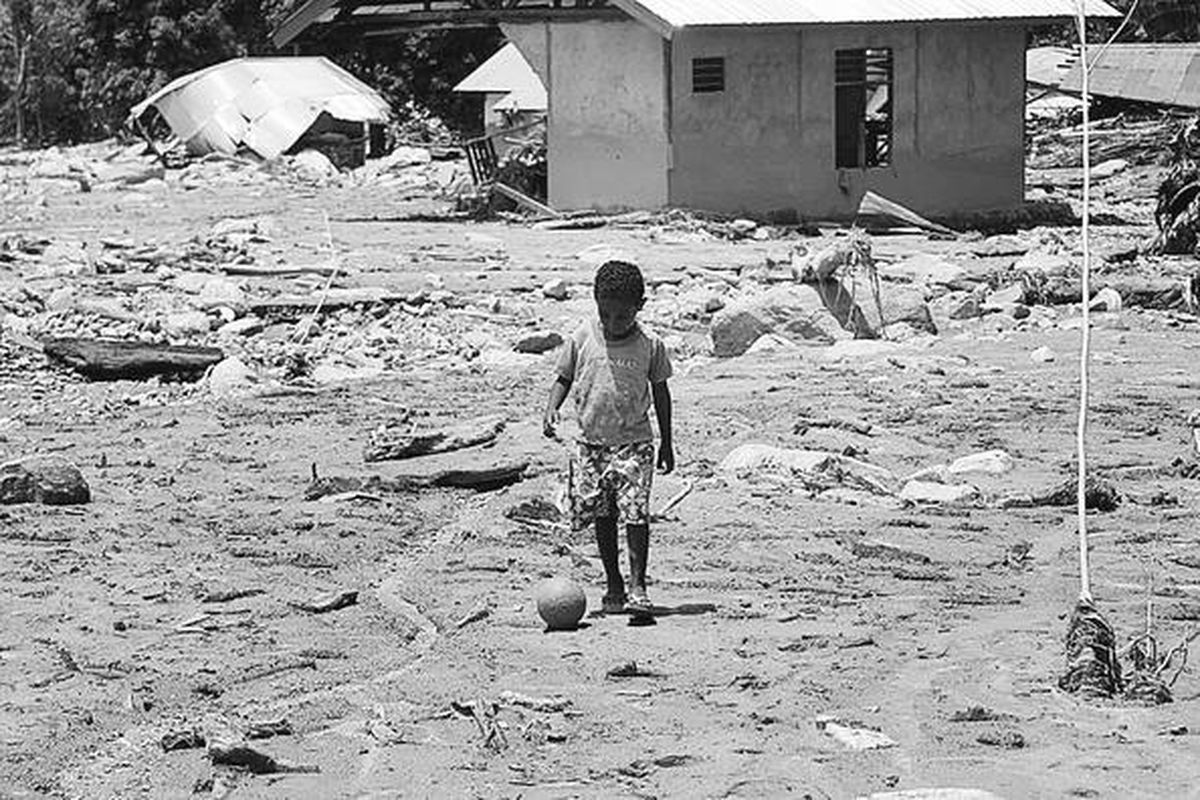 Caesar Pondayat (7), anak warga di Wasior, Kabupaten Teluk Wondama, Papua Barat, Rabu (13/10), bermain bola sendiri di sekitar rumahnya yang sudah hancur diterjang banjir longsor 4 Oktober lalu. Dalam musibah ini, 153 korban tewas, 146 orang hilang, 188 luka berat, dan 2.000-an warga mengungsi.