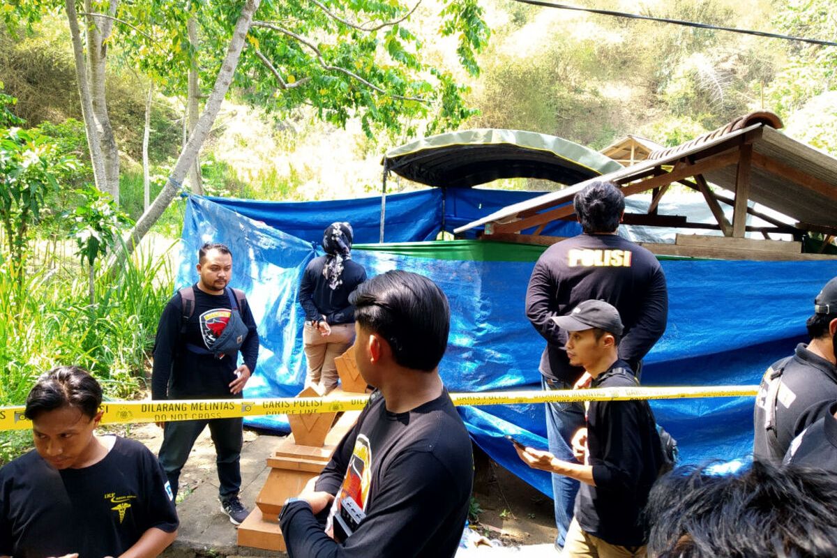 Personel Satreskrim Polres Blitar Kota berjaga di sekitar pusara makam M Keisa Anwar Alfairus (13) dimana tim dokter forensik dari RS Bhayangkara Kediri sedang melakukan autopsi, Jumat (4/10/2024) pagi.