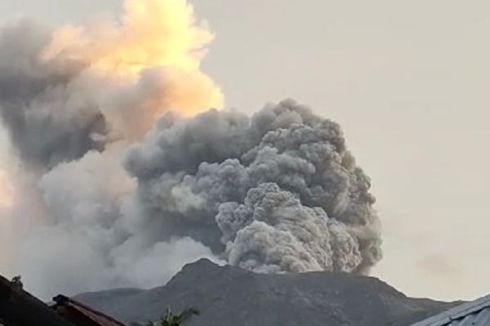 Gunung Ruang Keluarkan Asap Setinggi 600 Meter