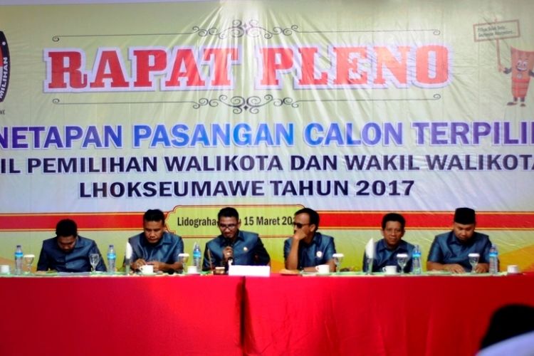 Komisioner KIP Lhokseumawe membacakan hasil penetapan rapat pleno penetapan wali kota dan wakil walikota terpilih periode 2017-2022 di Hotel Lido Graha, Lhokseumawe, Rabu (15/3/2017)