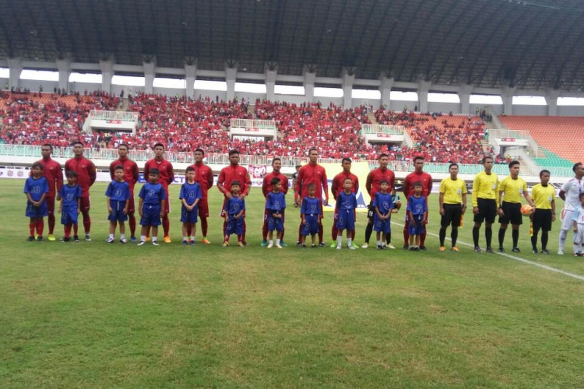 Timnas Indonesia U-22 jelang kick-off melawan Myanmar dalam laga uji coba di Stadion Pakansari, Cibinong, Selasa (21/3/2017).
