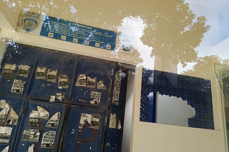 Gate 13 Stadion Kanjuruhan yang menjadi tempat utama terjebaknya suporter Arema FC, Aremania menuju pintu keluar mengakibatkan 135 orang meninggal dunia, ratusan lainnya luka-luka, dan dunia sepak bola terguncang.