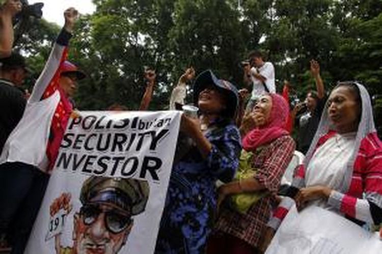 Para pendemo di Manado, Sulawesi Utara membawa spanduk yang menuduh polisi menjadi bekingan kelompok investor tambang di Sulut.