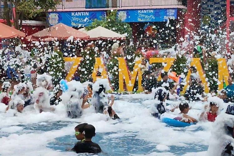 Jumlah pengunjung objek wisata di Kabupaten Kuningan Jawa Barat meningkat, pada momen libur Natal, Tahun Baru, dan libur sekolah, Minggu (25/12/2022). Zamzam Pool satu dari sejumlah objek wisata yang mengalami lonjakan jumlah kunjungan.