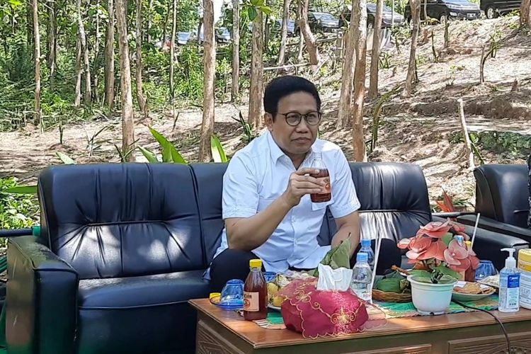 Mendes PDTT, Abdul Halim Iskandar usai minum obat herbal Sinchan di Desa Nglobo, Kecamatan Jiken, Kabupaten Blora, Sabtu (18/9/2021)