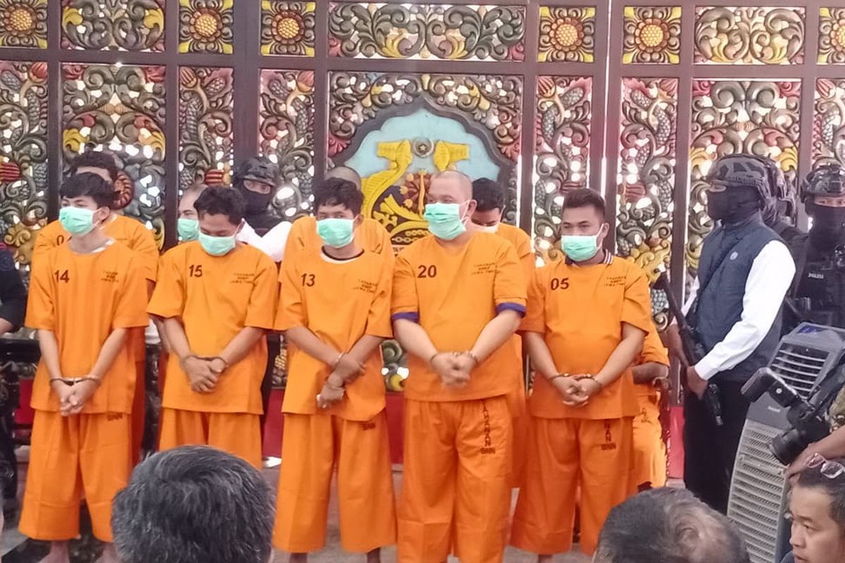 Sepuluh tersangka dihadirka  dalam ungkap kasus narkoba jaringan internasional di Pendopo Agung Bangkalan, Jawa Timur, Selasa (15/10/2024).