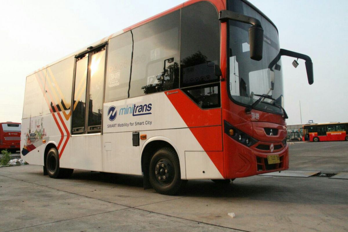 Penampakan Minitrans di lahan parkir bus transjakarta.