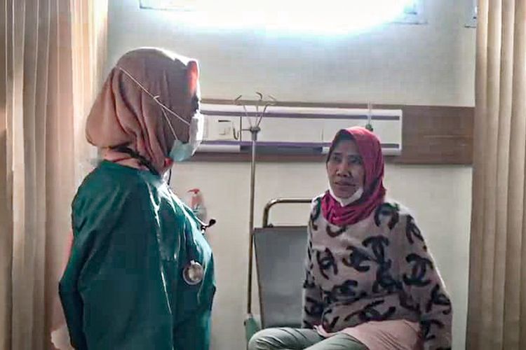 Halimah (57), pasien mengalami keracunan makanan pada kegiatan reses DPRD Kota Cimahi.