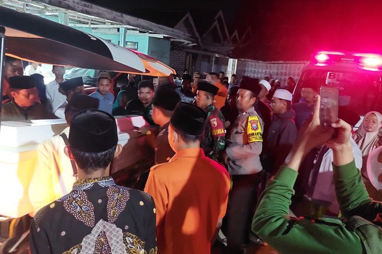Jenazah Muhammad Ridwan Sahari tiba di rumah duka di Dusun Tengginah, Desa Pangtonggal, Kec. Proppo Pamekasan, Sabtu malam (11/10/2025)
