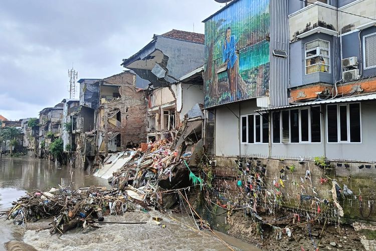 Kondisi bangunan ruko yang ambruk akibat banjir di Denpasar, Bali pada Rabu (10/9/2025). 